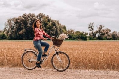 Une femme à vélo